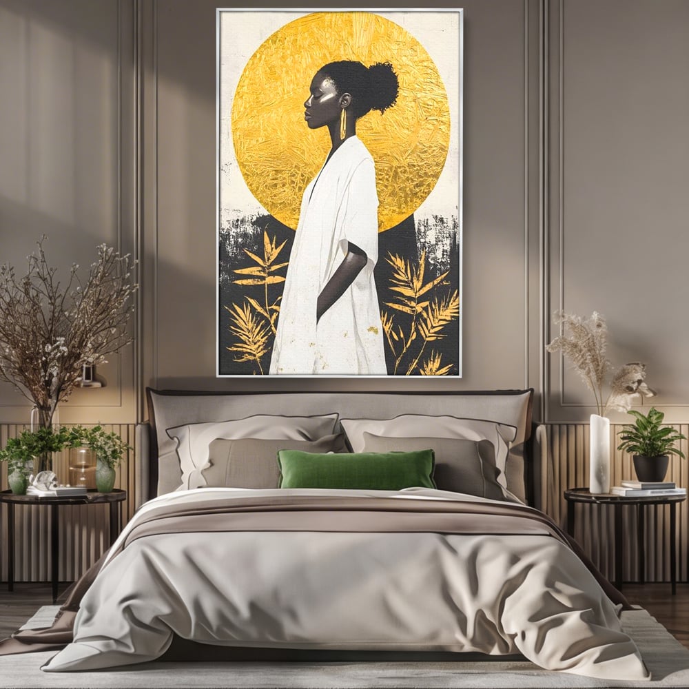 Tablou canvas cu tablou canvas cu portret de femeie afro, in rama de aluminiu argintiu, pe perete intr-un dormitor